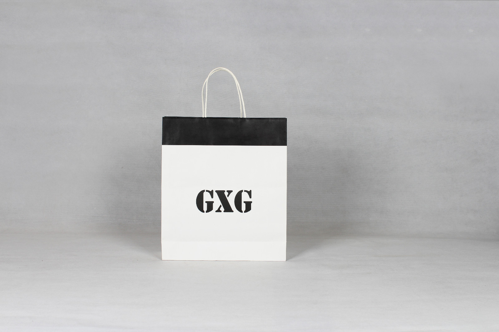 覆膜與不覆膜的服裝紙袋哪個(gè)好？